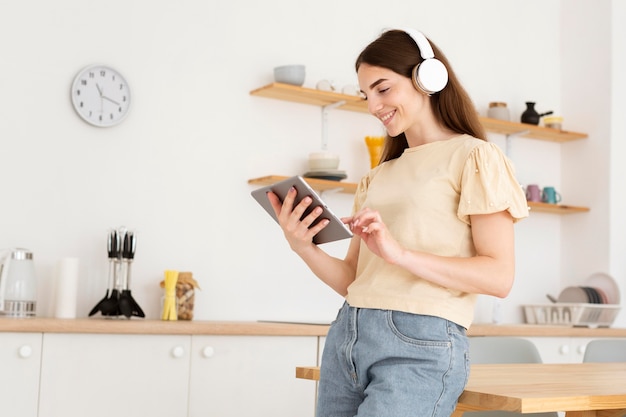 ヘッドフォンで横向きの若い女性