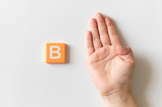 Mano della lingua dei segni che mostra la lettera b b