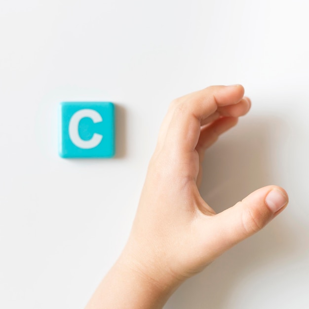 Foto gratuita mano di linguaggio dei segni che mostra la lettera c