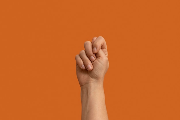 Бесплатное фото Символ языка жестов, изолированные на оранжевом