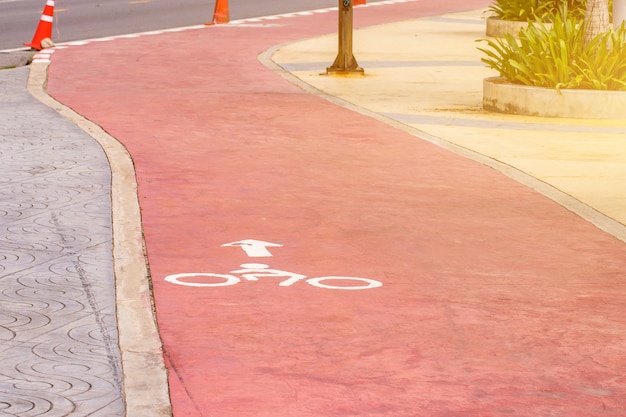 公園で自転車に乗る車線の制限速度のクローズアップ 無料の写真