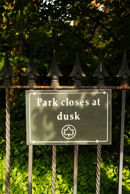 Free photo signboard with text park closes at dusk