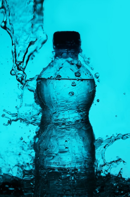 Силуэт бутылки с брызгами воды