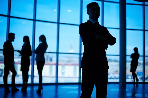 Foto gratuita silhouette di un uomo fiducioso in ufficio