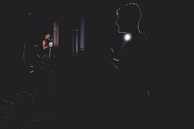 Free photo silhouette of man in gym