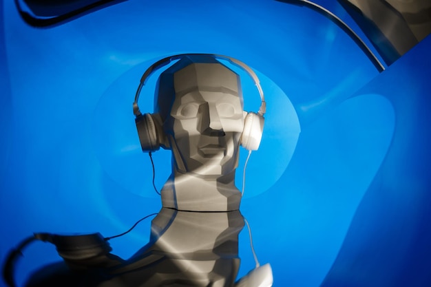 Dj로 헤드폰에 사이버 디지털 머리의 실루엣. 사이버 디지털 오디오필리아 사운드 및 음악 개념