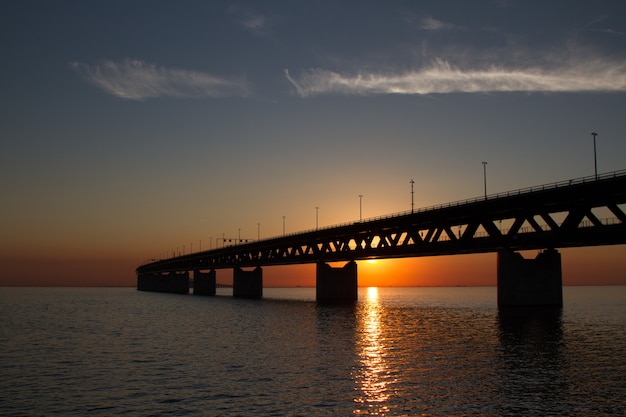 Free photo silhouette of the öresundsbron bridge over the water