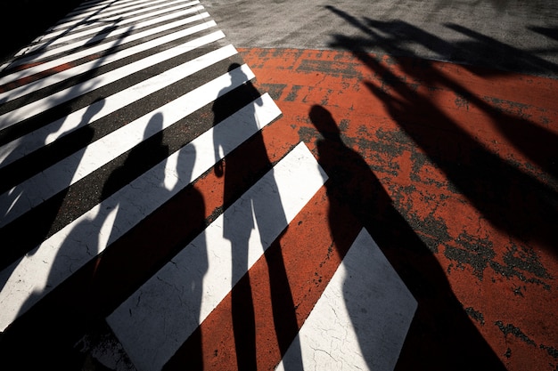 Silhouette di persone in città