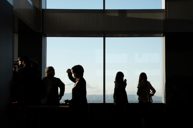 Silhouette di persone in città