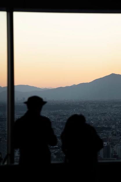 Foto gratuita silhouette di persone in città