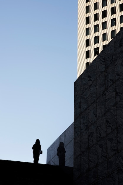 Free photo silhouette of people in the city