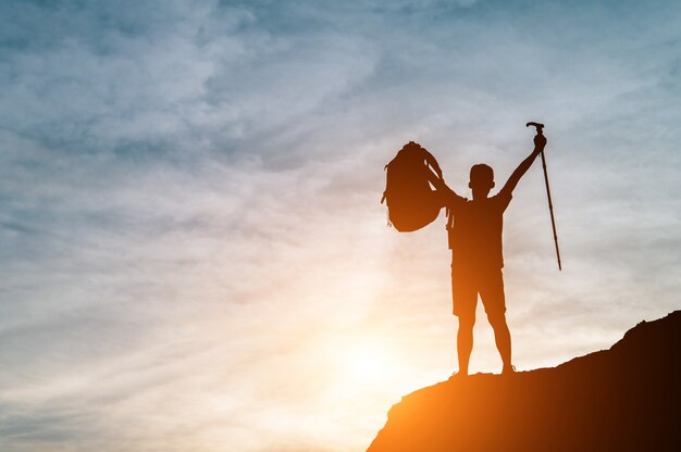 산 정상의 실루엣이 성공