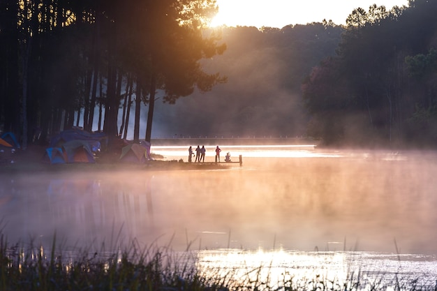 Free photo silhouette of tourist enjoying at pang ung in morning, mae hong son in thailand.