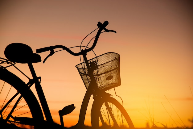 Силуэт винтажного велосипеда на закате