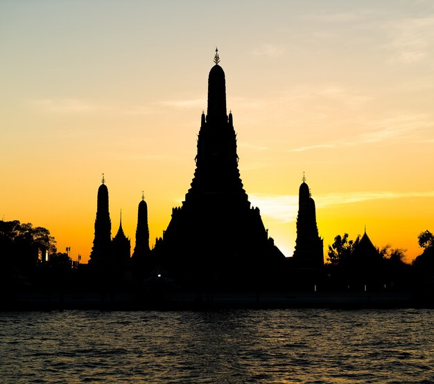 Silhouette of Wat Arun Temple in bangkok