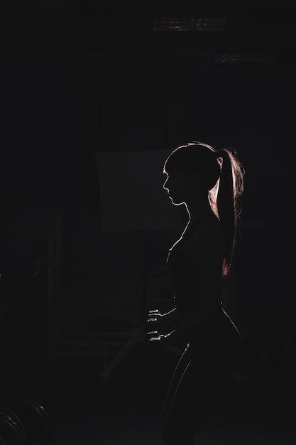 Free photo silhouette of woman in gym