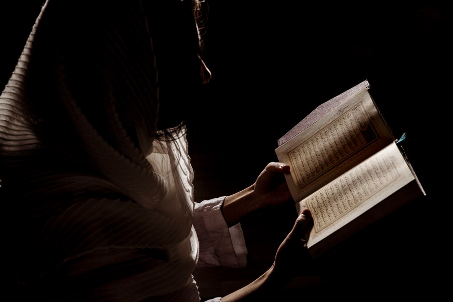 Free Photo | Silhouette of woman reading in quran