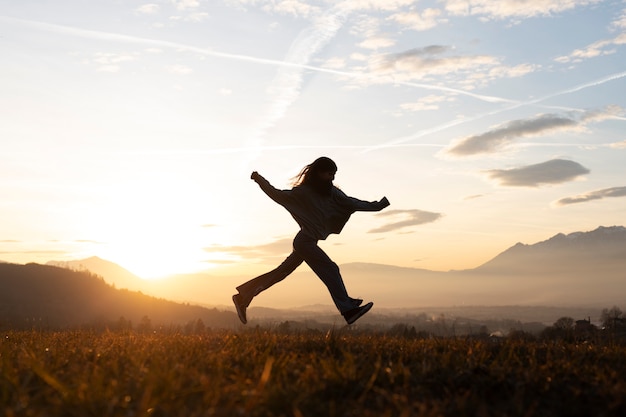 Foto gratuita sagome di famiglie in natura al tramonto