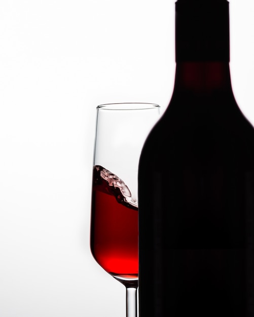 Free photo silhouettes of wine bottle and wine glass