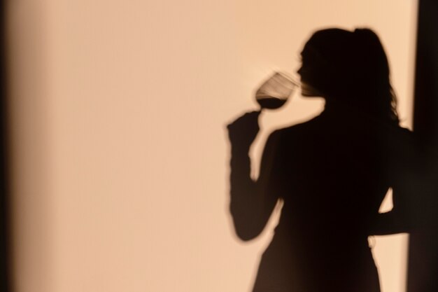 ワインを飲む女性のシルエット