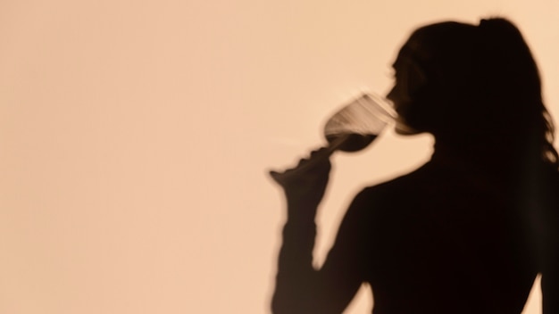 ワインを飲む女性のシルエット