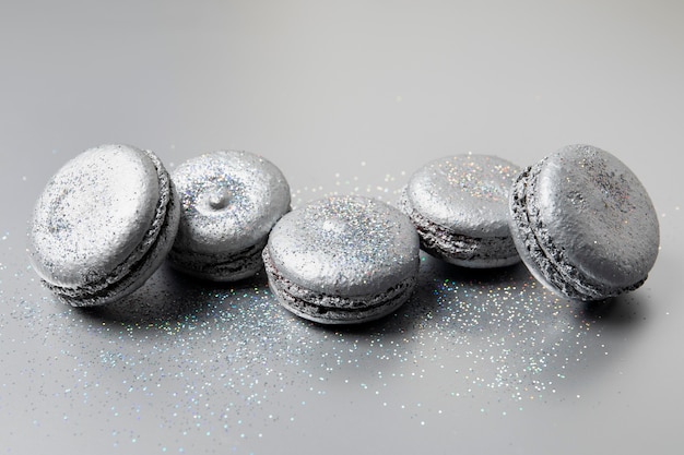 Free photo silver aesthetic wallpaper with tasty macarons