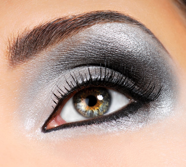 Free photo silver-black bright fashion make-up