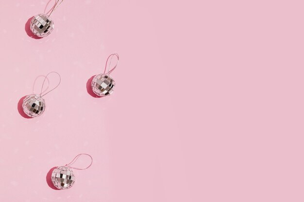 Серебряные новогодние шары на розовом фоне с копией пространства