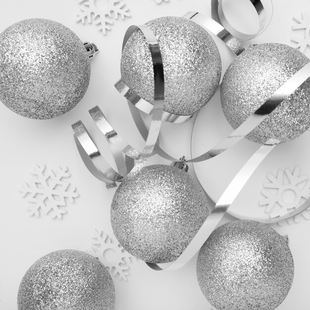 白いテーブルの上の銀のクリスマス飾り