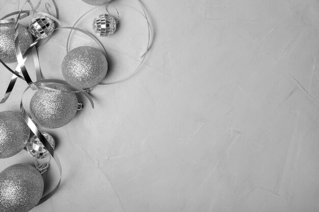 白いテーブルの上の銀のクリスマス飾り