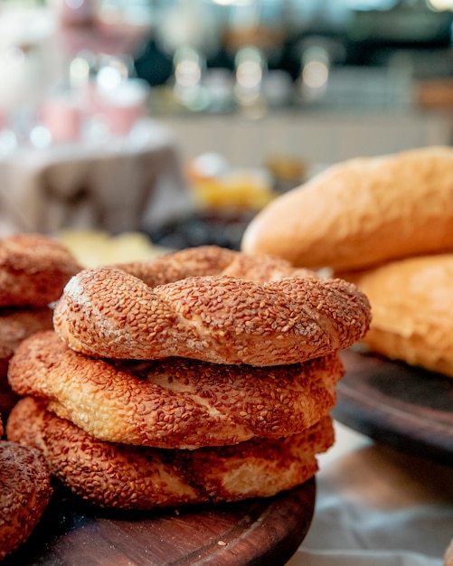 Foto gratuita bagel simit con semi di sesamo