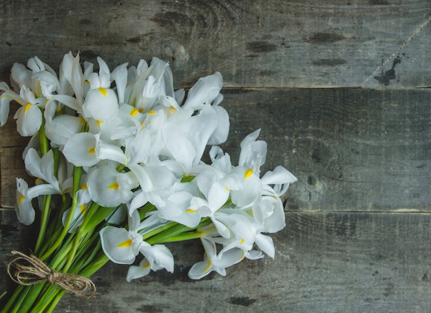 Free photo a simple bunch of white lilies closed with rustic thread