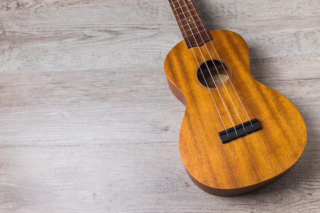 木製の背景に簡単な古典的な木製のギター・ギター