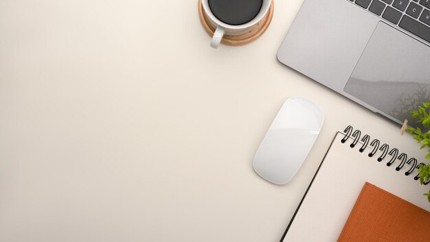Простое офисное рабочее место с ноутбуком и копировальным пространством на белом фоне, вид сверху