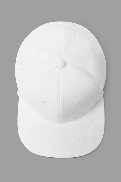 Foto gratuita semplice accessorio copricapo con berretto bianco e rosa