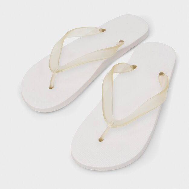 シンプルな白いサンダルの夏の靴のファッション