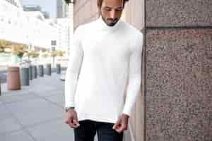 Бесплатное фото Простая белая рубашка с высоким воротом, уличная мода для мужчин