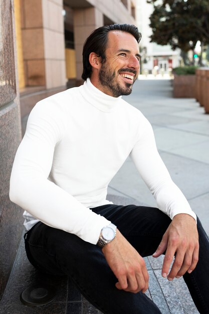 Simple white turtleneck shirt street style men&rsquo;s fashion