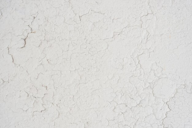 균열이있는 간단한 흰 벽