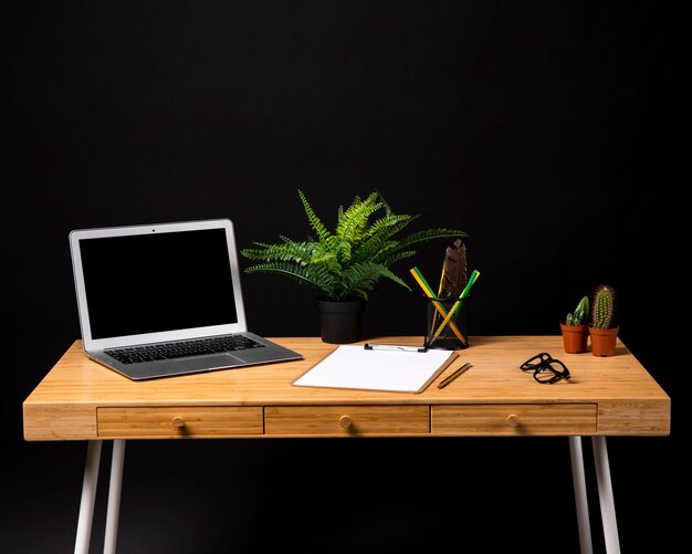 클립 보드와 노트북 간단한 나무 책상
