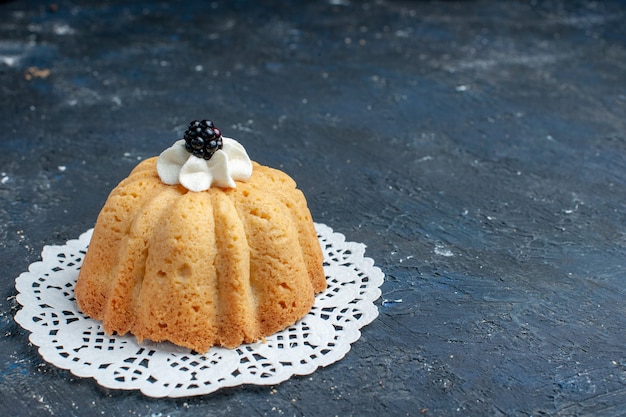 Torta gustosa semplice con panna e mora su fondo scuro