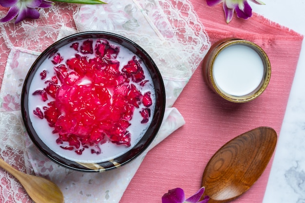 Free photo simulated pomegranate in coconut syrup, cassava, thai dessert.