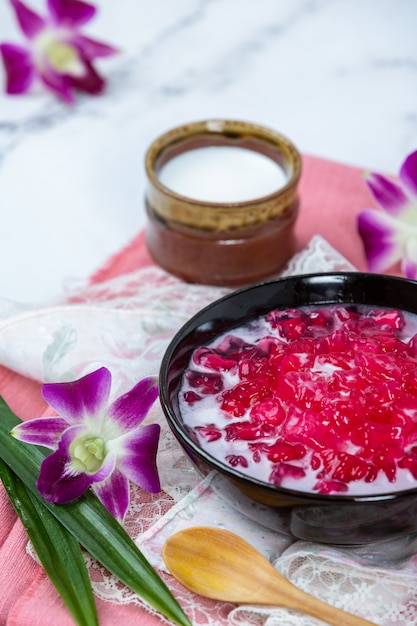 Free photo simulated pomegranate in coconut syrup, cassava, thai dessert.