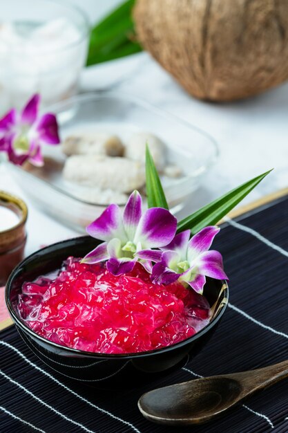 Simulated pomegranate in coconut syrup, cassava, Thai dessert.