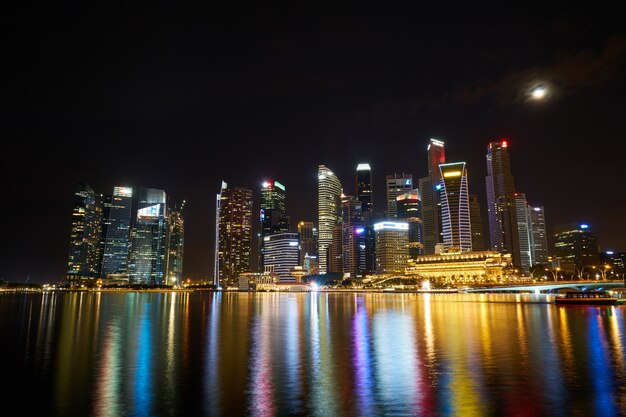 シンガポールの美しい複雑な超高層ビルの風景