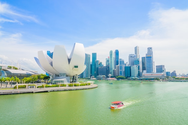 마리나 베이의 싱가포르 -2015 년 7 월 16 일 :보기. 마리나 베이는 싱가포르에서 가장 유명한 관광 명소 중 하나입니다.