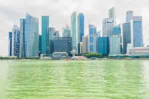 Foto gratuita singapore - 16 luglio 2015: vista di marina bay. marina bay è una delle attrazioni turistiche più famose di singapore.