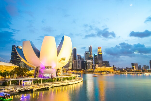 СИНГАПУР - 19 ИЮЛЯ 2015 ГОДА: вид на залив Марины. Marina Bay является одним из самых известных туристических объектов в Сингапуре.
