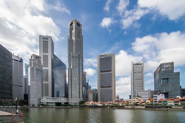 황혼의 시간에 싱가포르 스카이 라인 도시