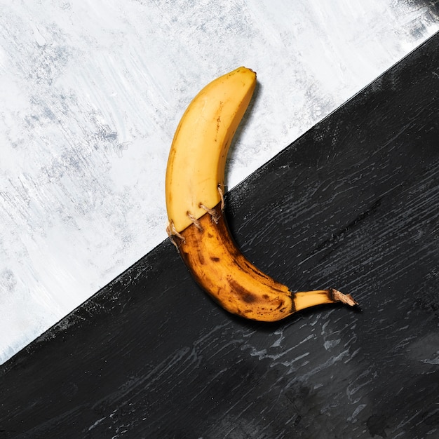 Foto gratuita singola banana su bianco e nero